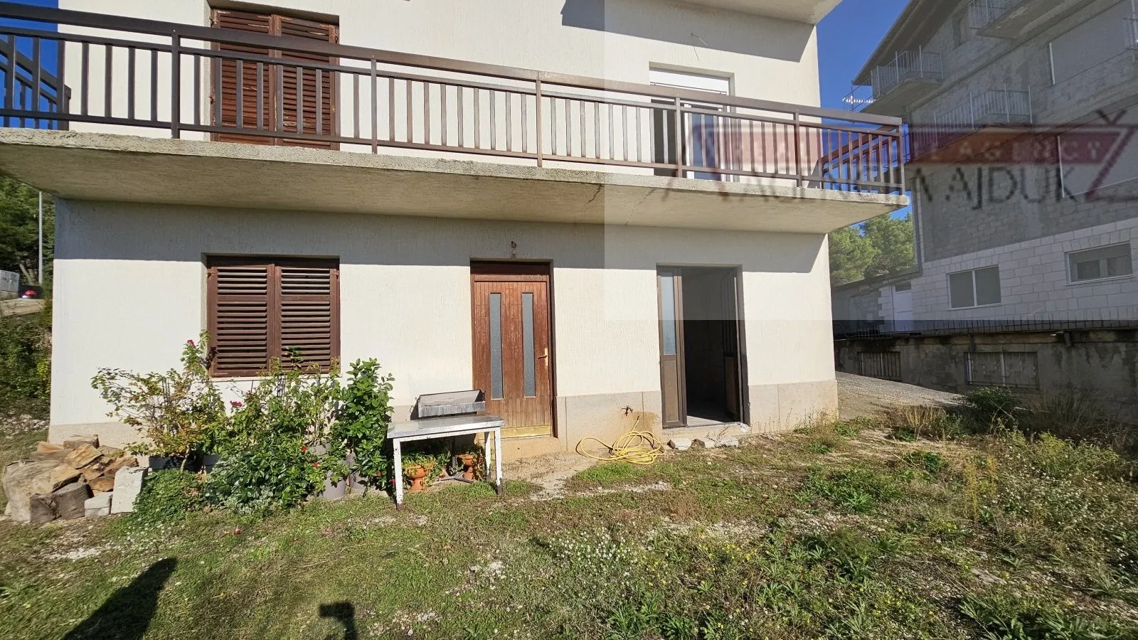 imotski poslovni prostor 200 m2 + dvorište - najam - slika 4