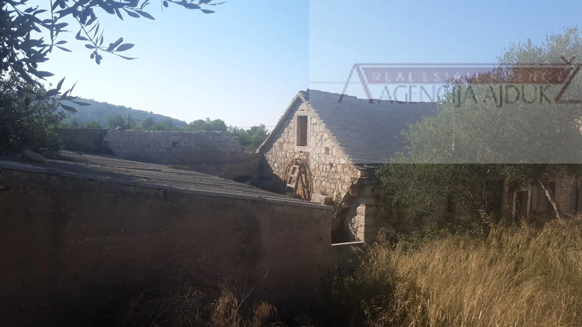 biševo kamena kuća 55 m2 + okućnica 676 m2 - slika 8