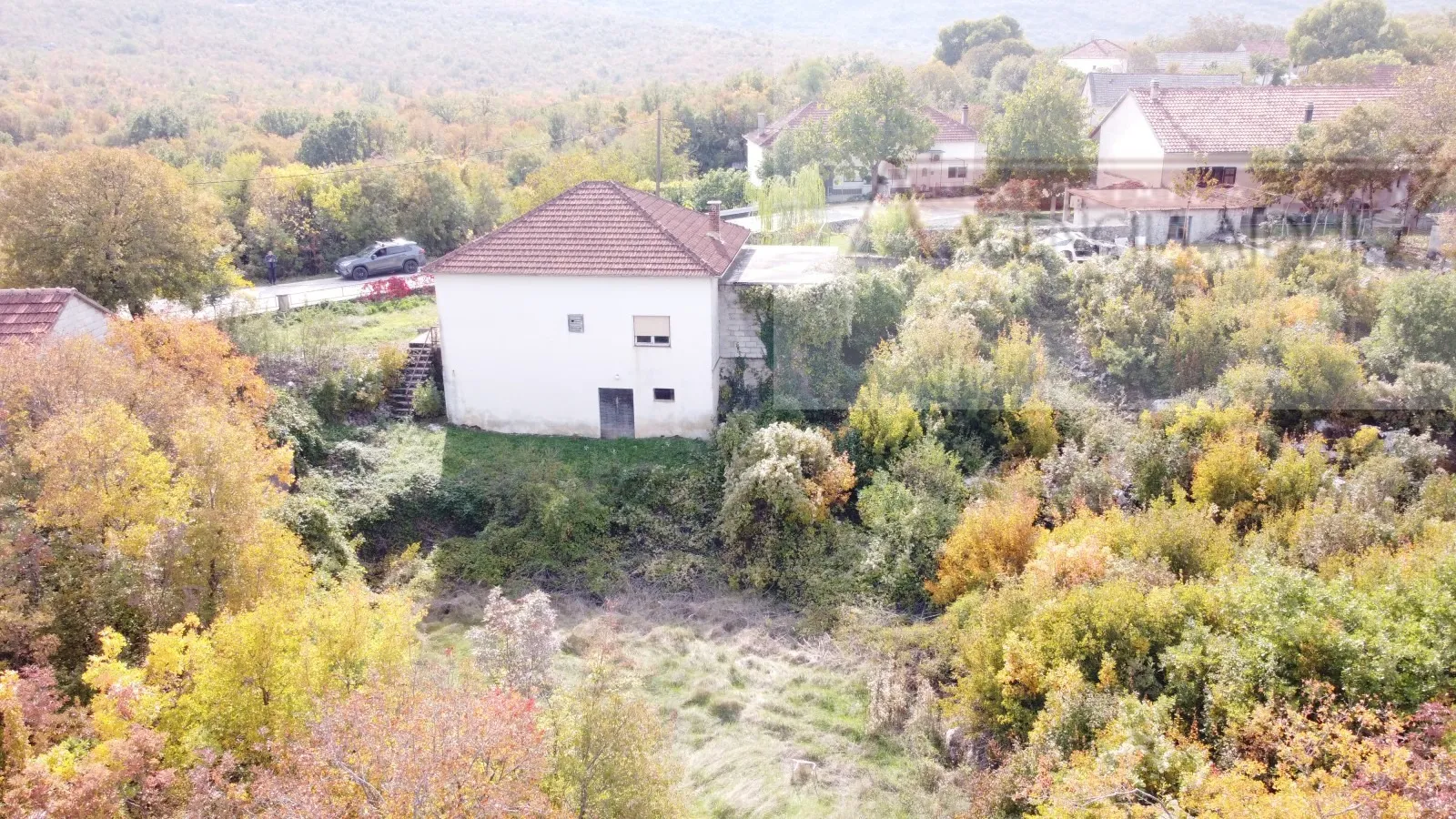 imotski runović samostojeća kuća 250 m2 + okućnica 1600 m2 - slika 4