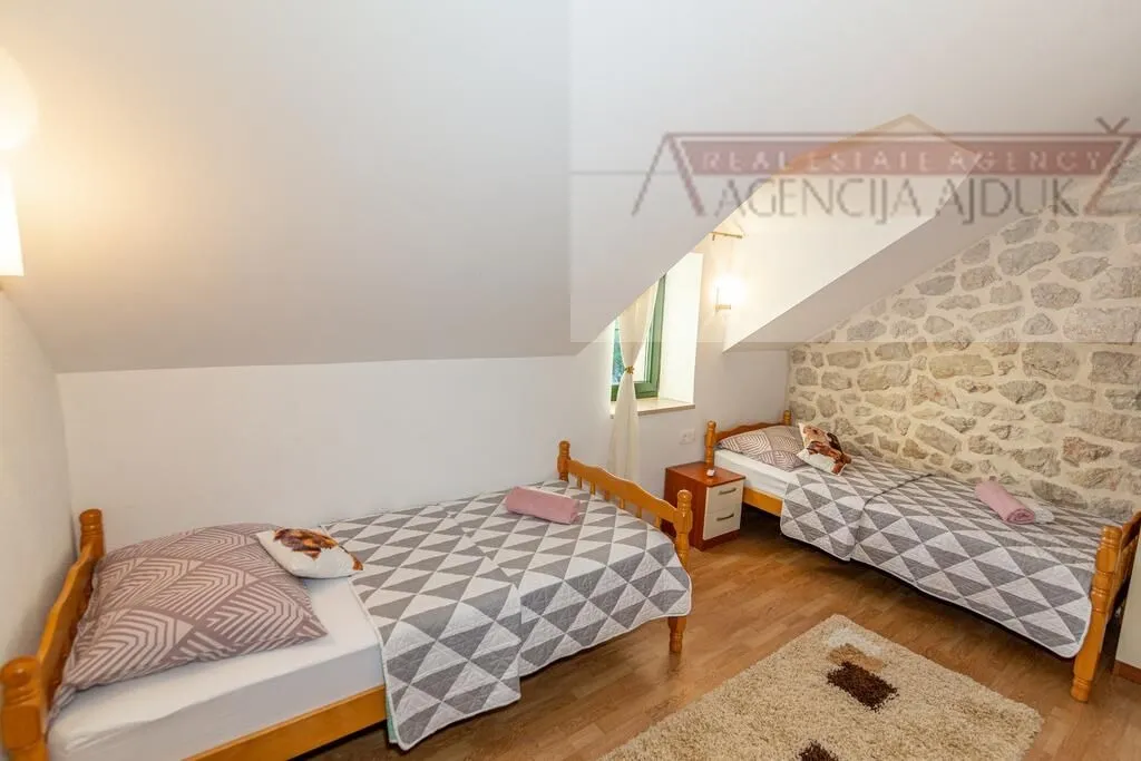 imotski - vila sa bazenom 190 m2 - top ponuda - slika 16