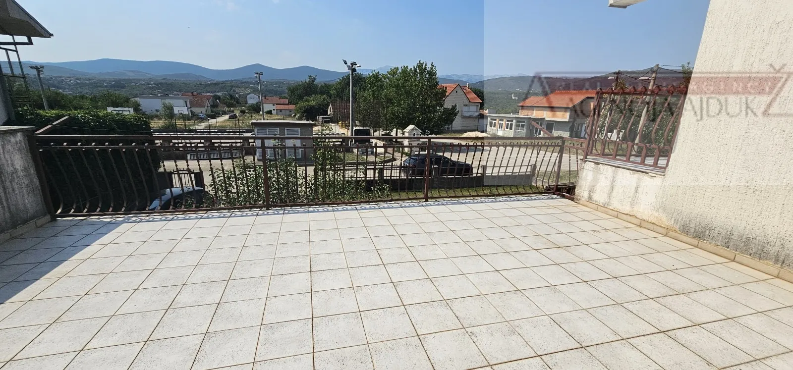 imotski lug obiteljska kuća 300 m2 najam - slika 11