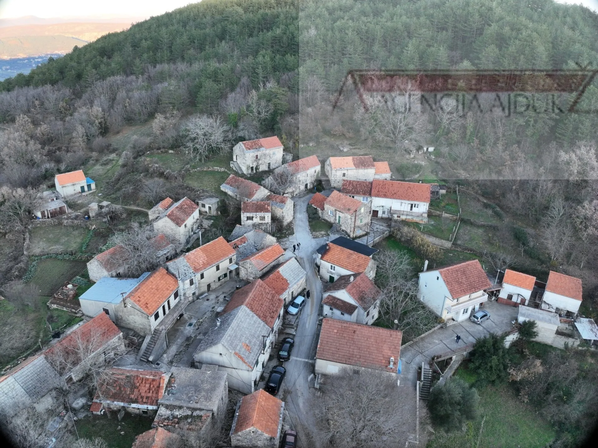 imotski berinovac dvije kuće 134 m2 + dvorište - slika 10
