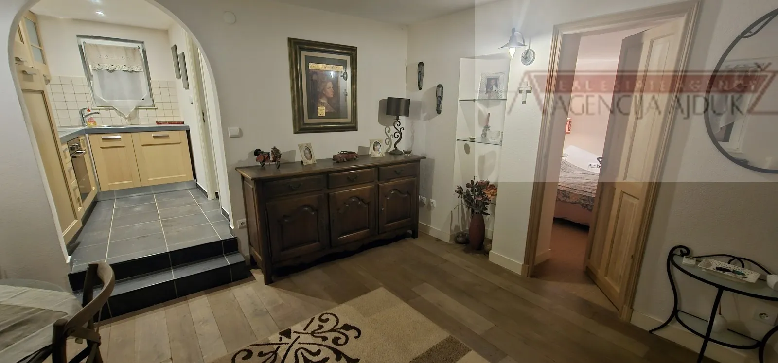 split centar varoš stan 58 m2 + garaža 20 m2 - top ponuda! - slika 2