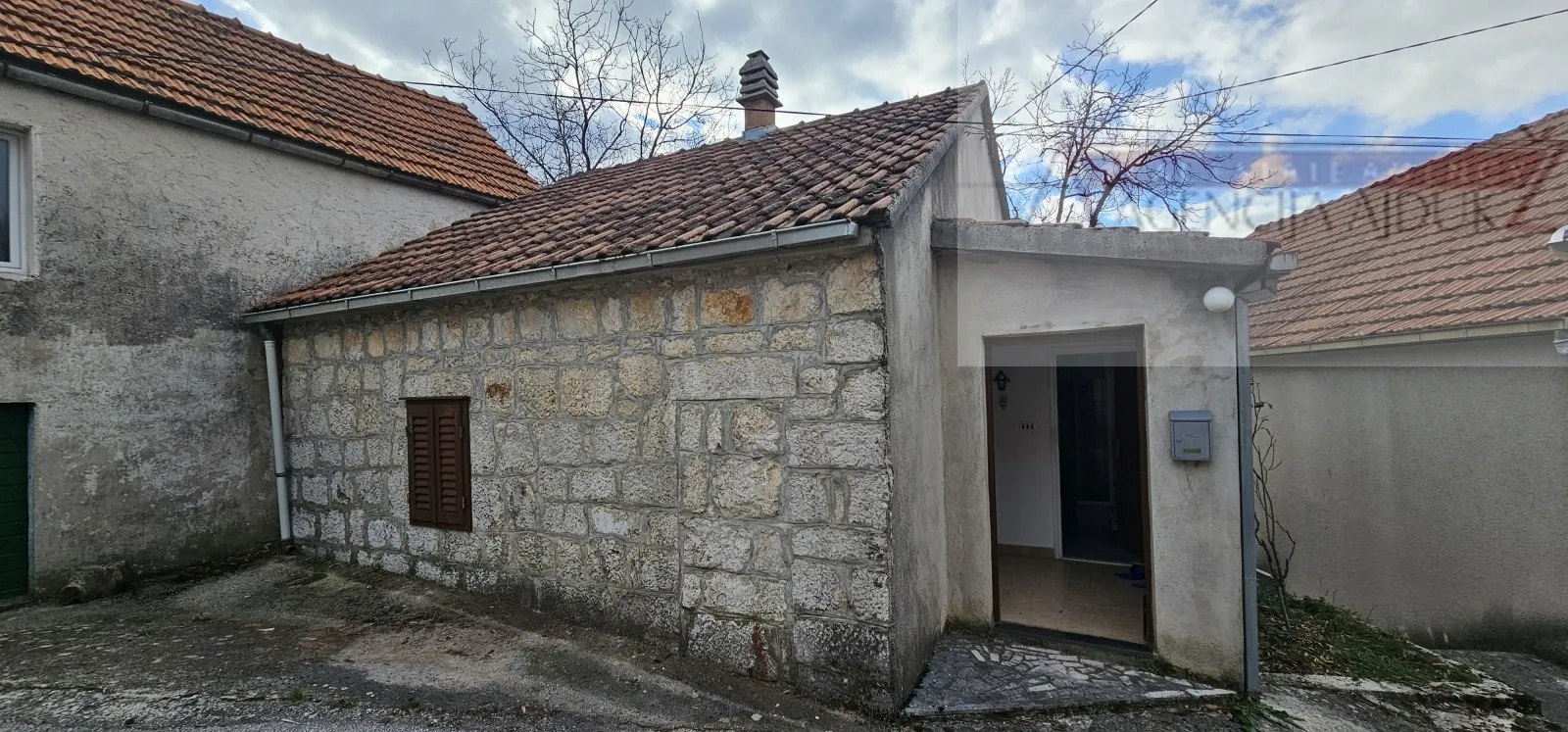 imotski berinovac dvije kuće 134 m2 + dvorište - slika 3