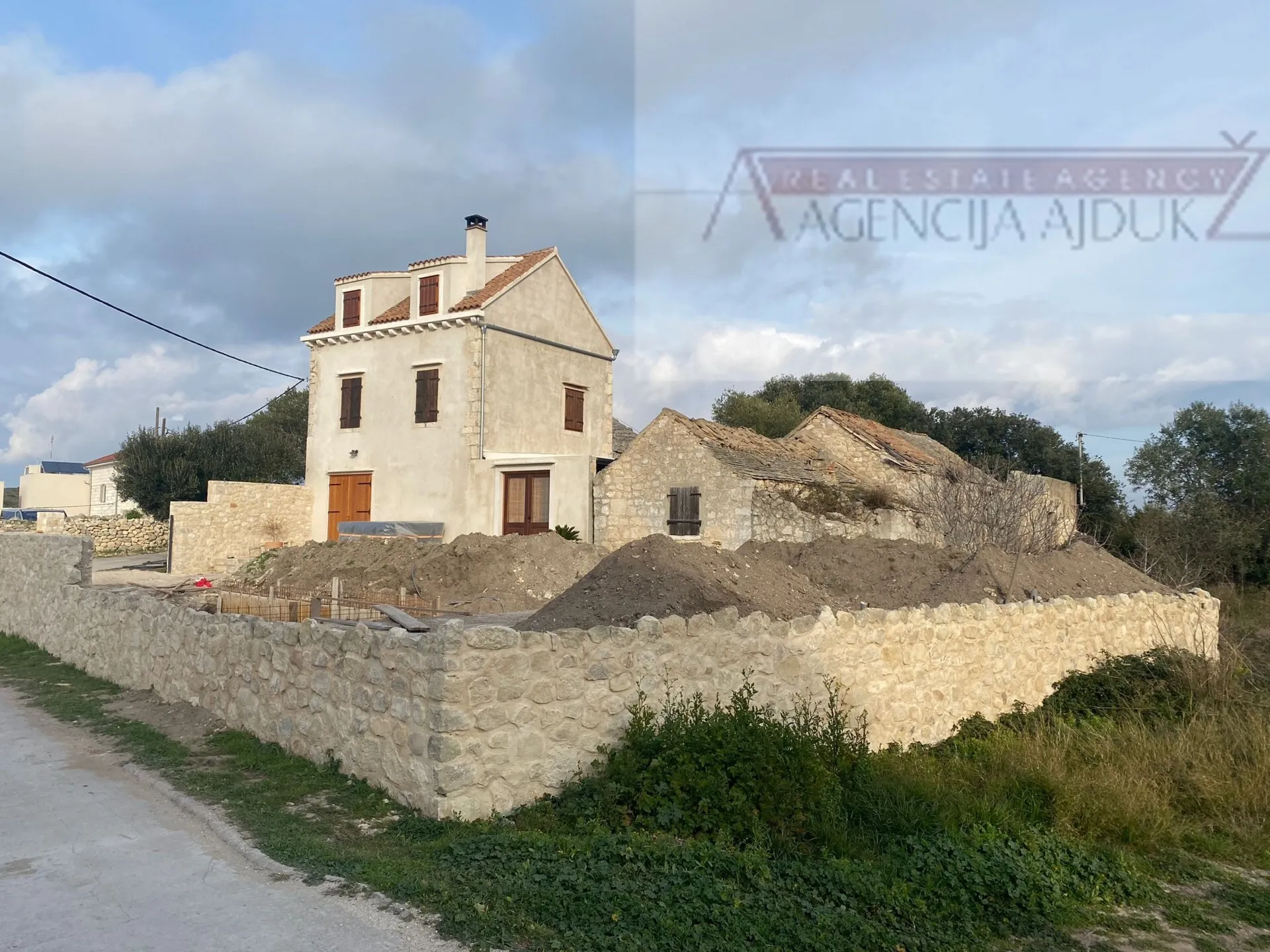 biševo kamena kuća 55 m2 + okućnica 676 m2 - slika 4