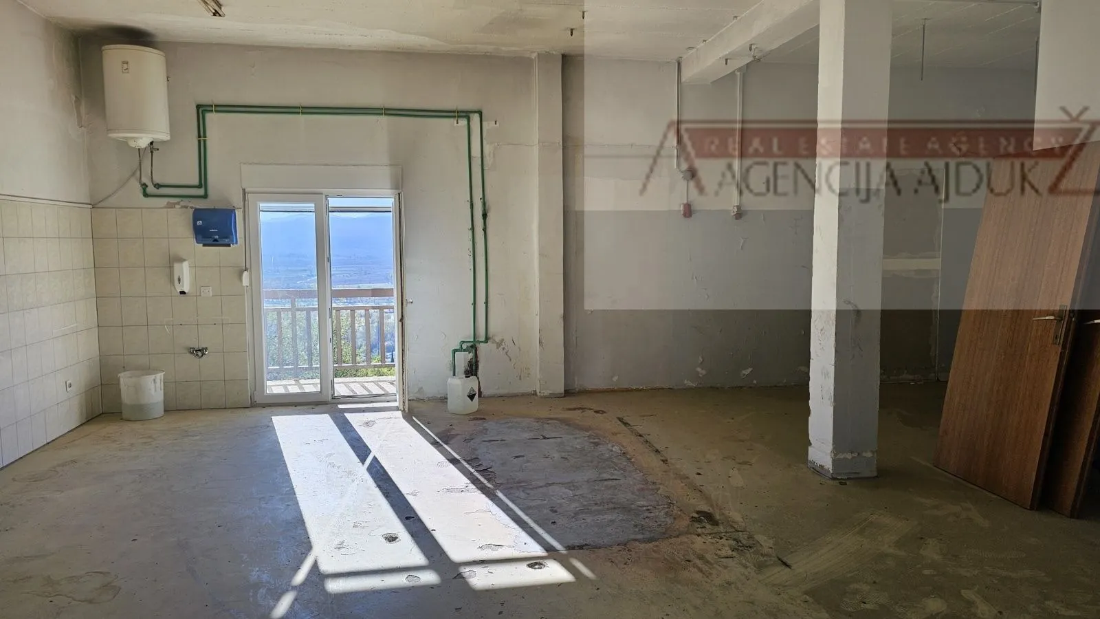imotski poslovni prostor 200 m2 + dvorište - najam - slika 8