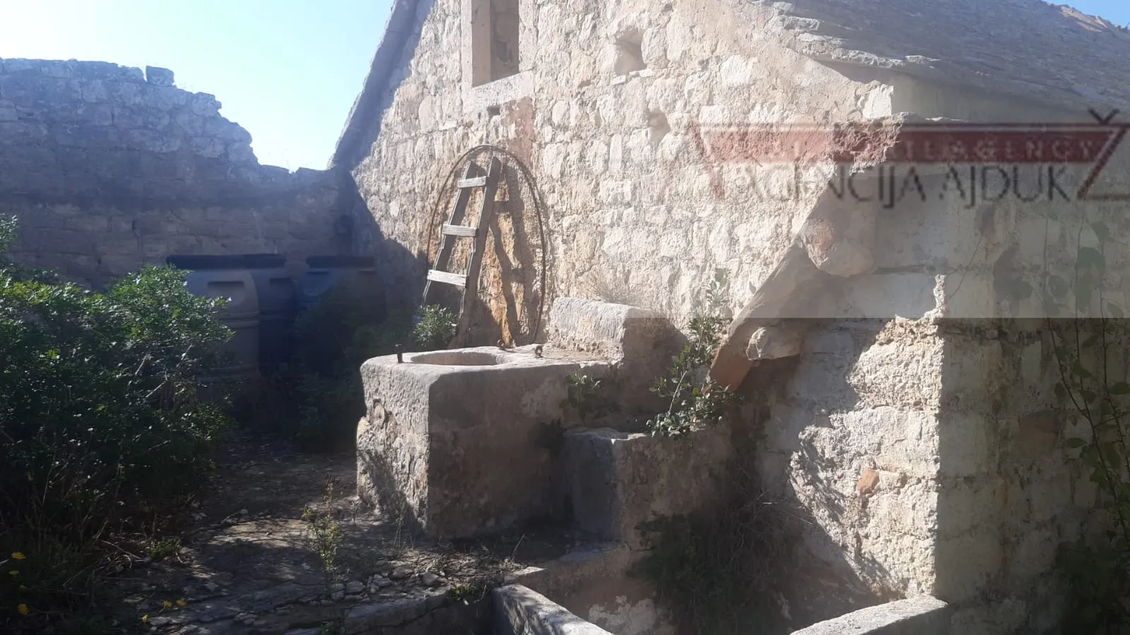 biševo kamena kuća 55 m2 + okućnica 676 m2 - slika 5