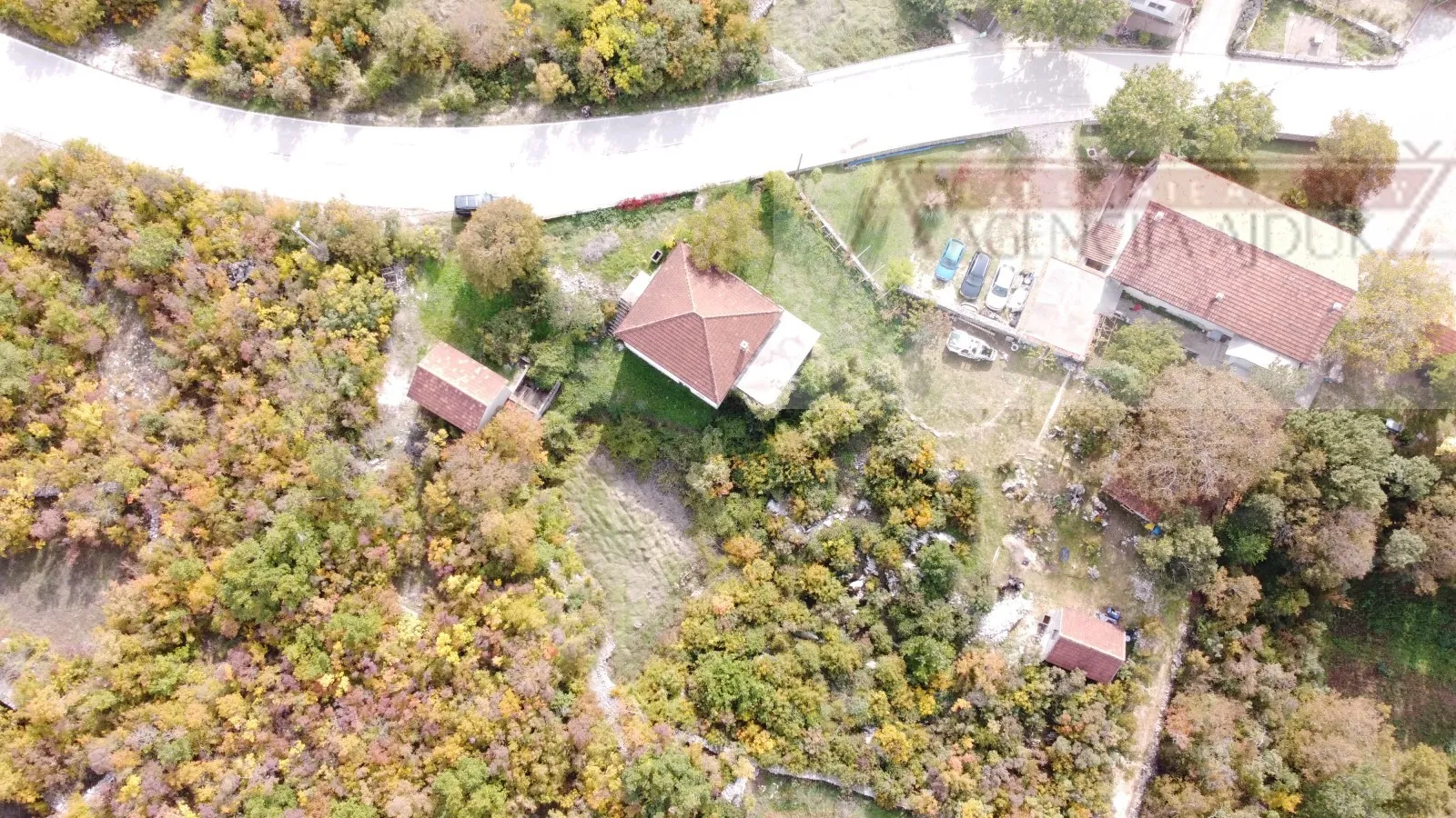 imotski runović samostojeća kuća 250 m2 + okućnica 1600 m2 - slika 10