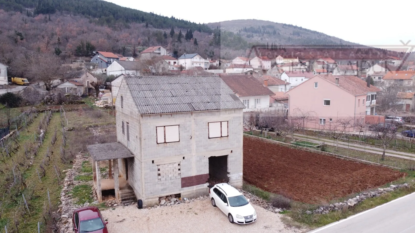 imotski kuća 229 m2 roh-bau zmijavci + dvorište 669 m2 - slika 2