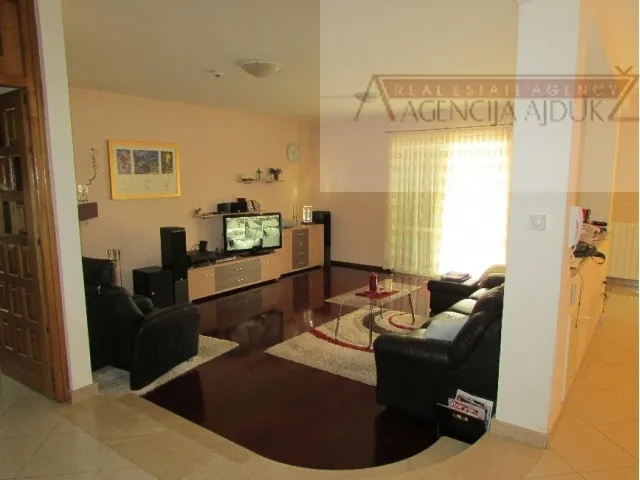 imotski - cista provo vila sa bazenom 742 m2 - sniženo - slika 6