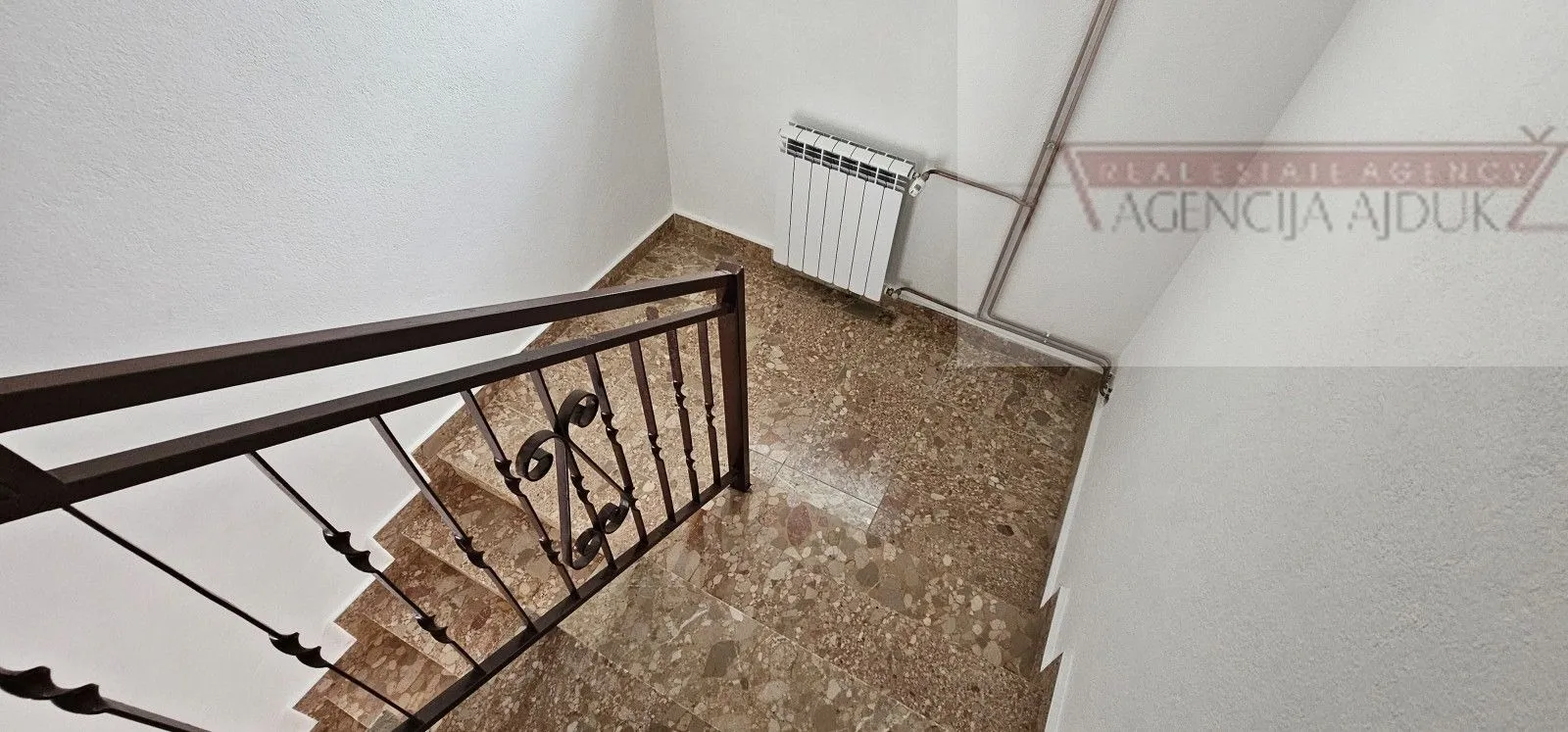 imotski kuća u centru grada 380 m2 - slika 6