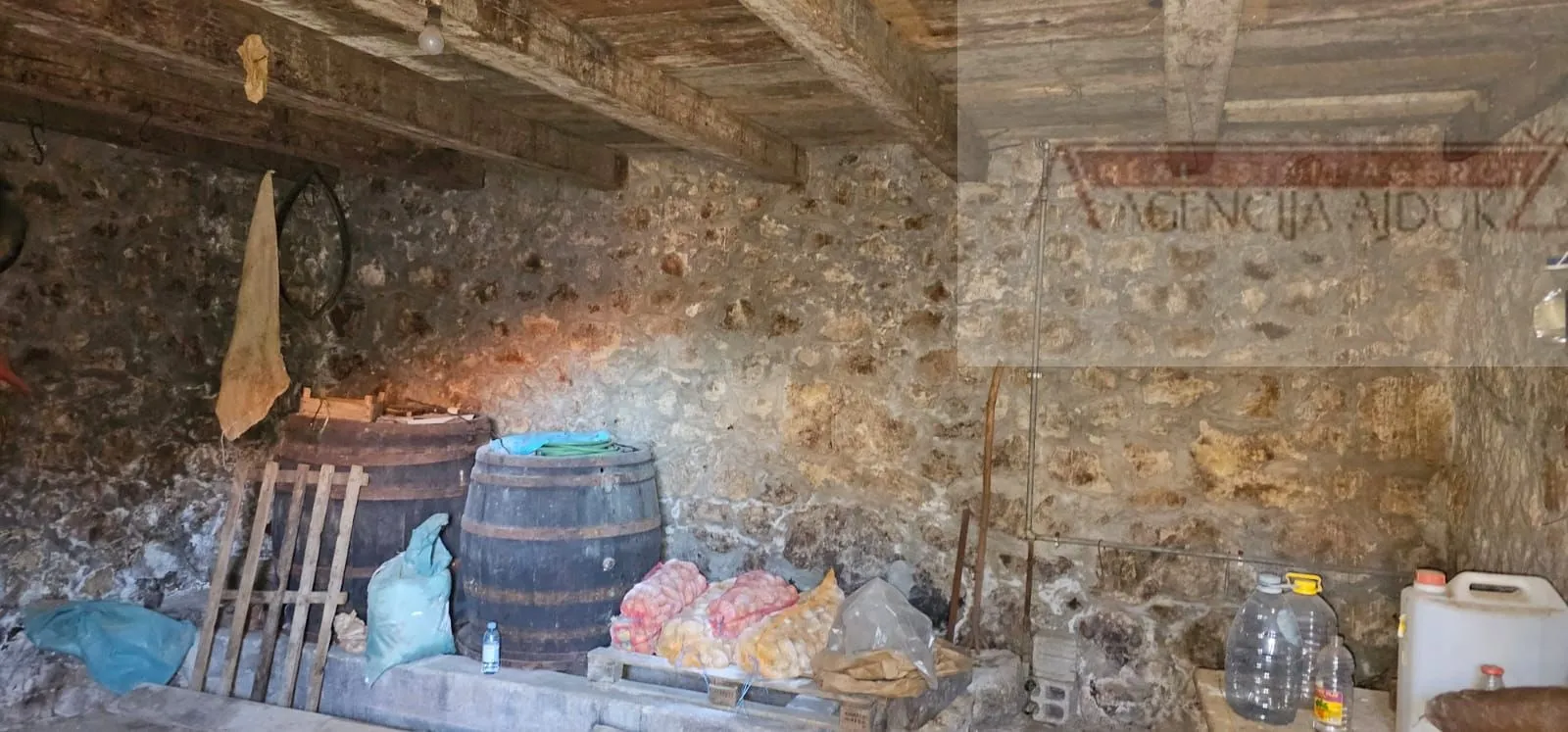 imotski runović obiteljska kuće 230 m2 + okućnica - slika 16