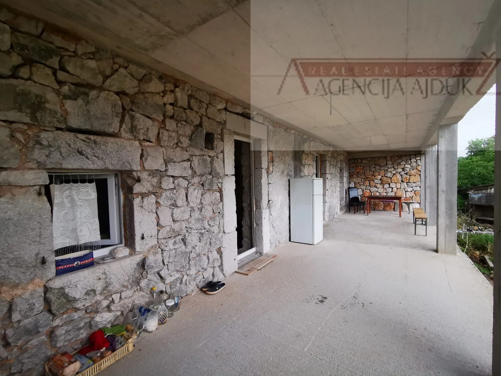 imotski runović kamena kuća 250 m2 sa uređenom okućnicom - slika 11