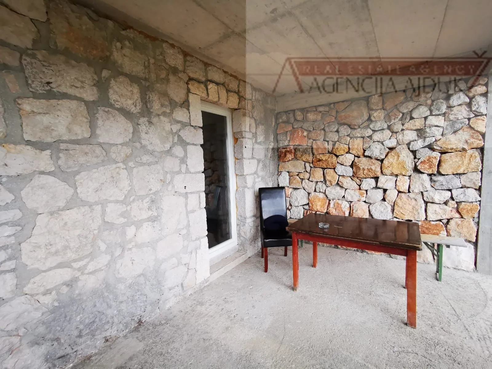 imotski runović kamena kuća 250 m2 sa uređenom okućnicom - slika 10
