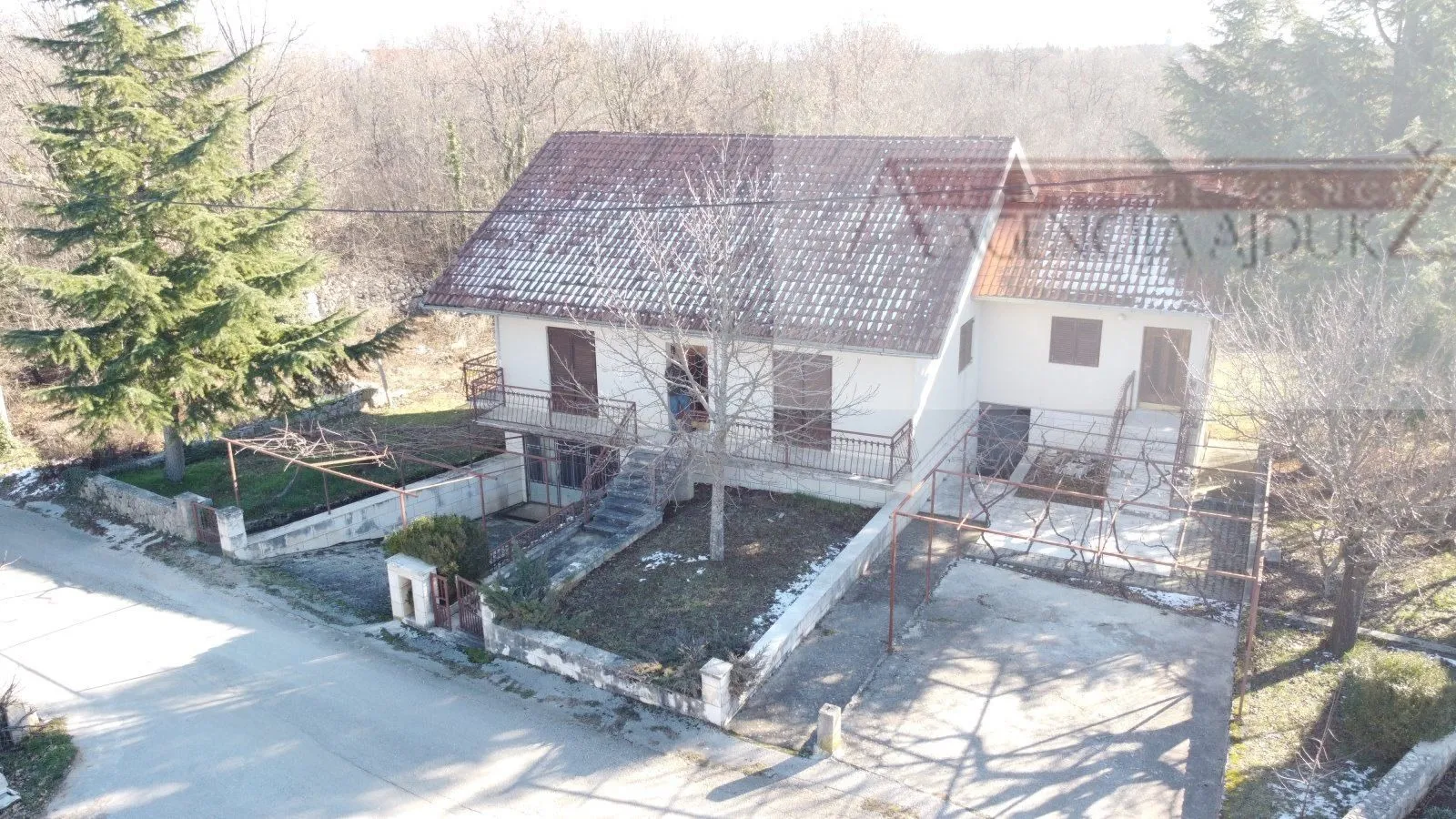 Imotski Drum odlična obiteljska kuća 290 m2 + okućnica - novo u ponudi - Imotski, Imotski