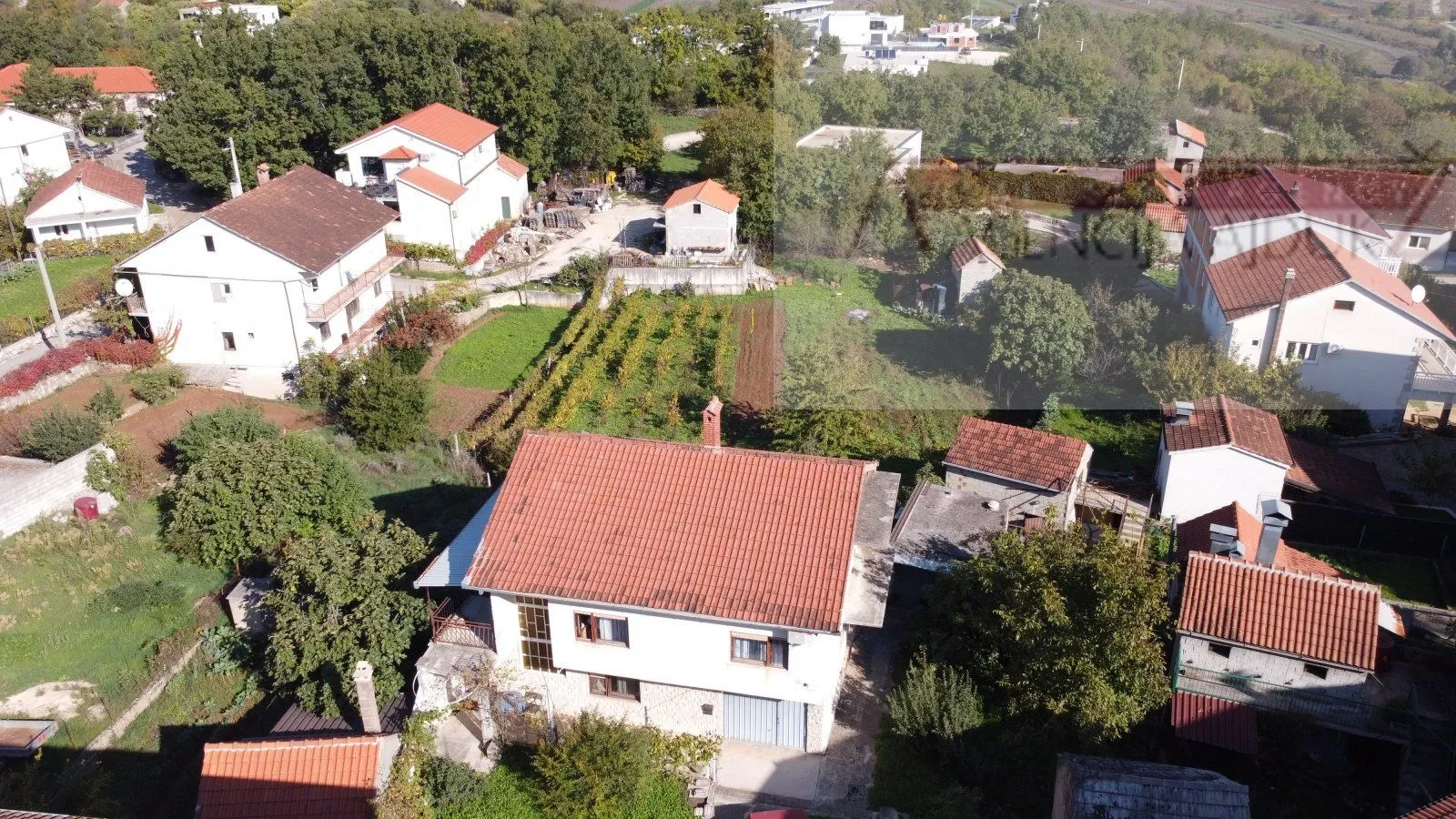 imotski samostojeća kuća 3 etaže 372 m2 + velika okućnica - slika 1