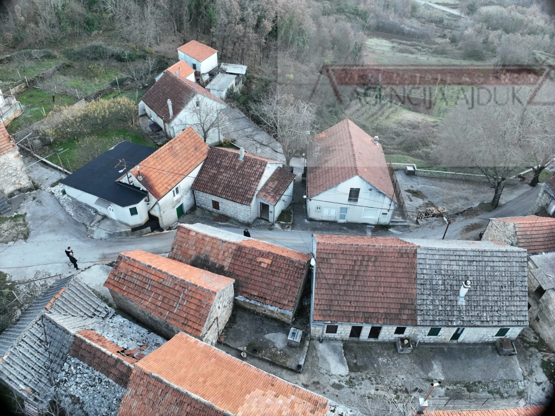 imotski berinovac dvije kuće 134 m2 + dvorište - slika 9