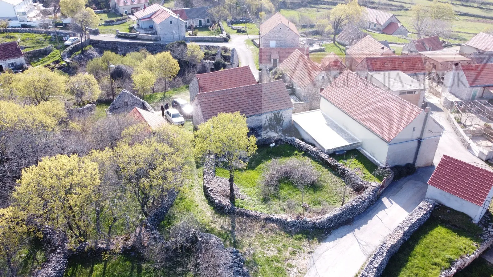 imotski - mrnjavci kamene kuća 190m2 + okućnica - slika 8