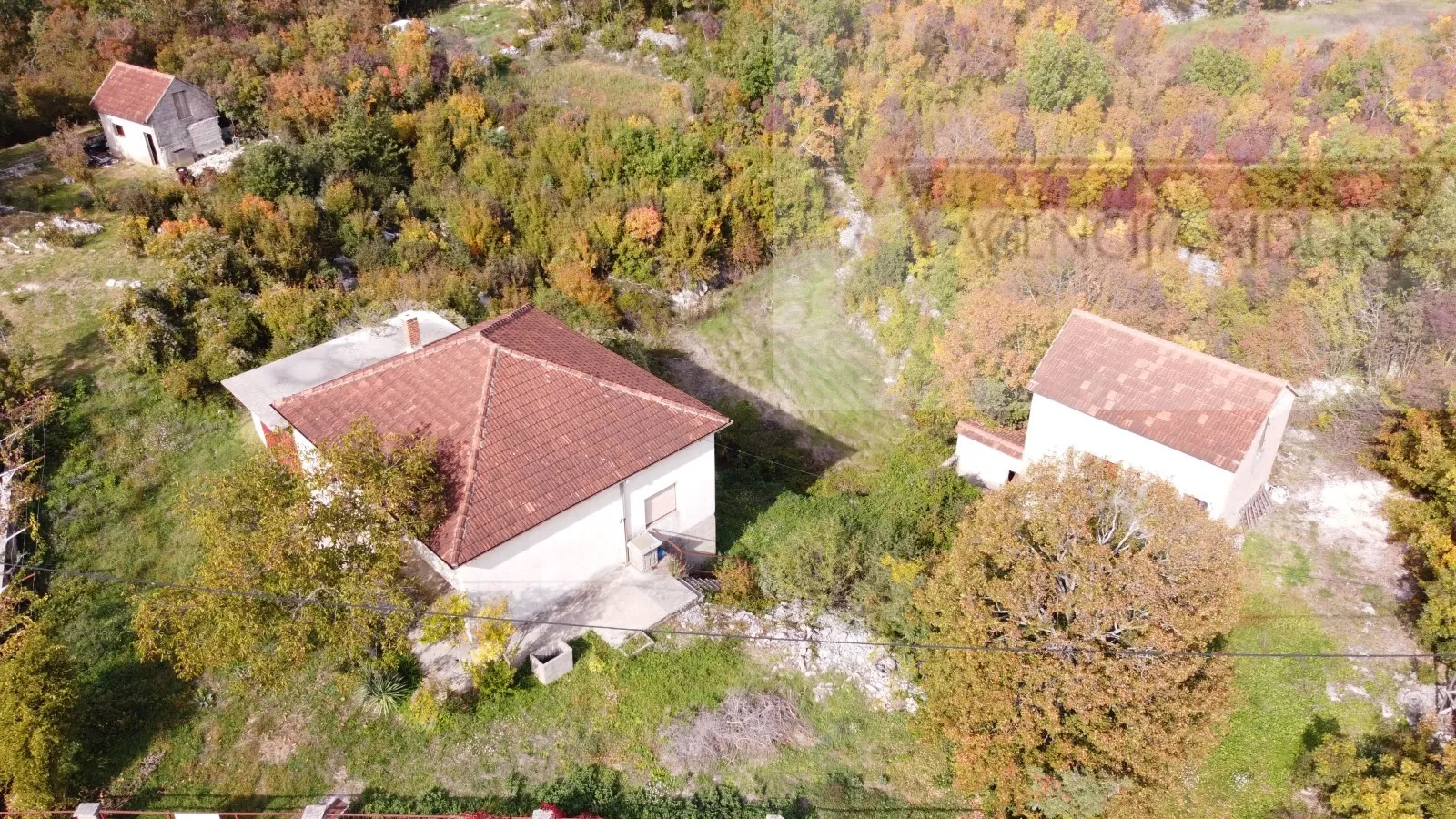 imotski runović samostojeća kuća 250 m2 + okućnica 1600 m2 - slika 2