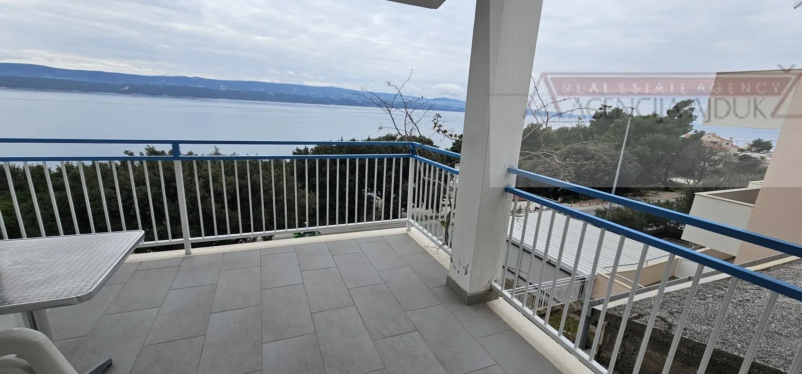 omiš stanići kuća 200 m2 - 120m od mora - otvoren pogled - slika 2