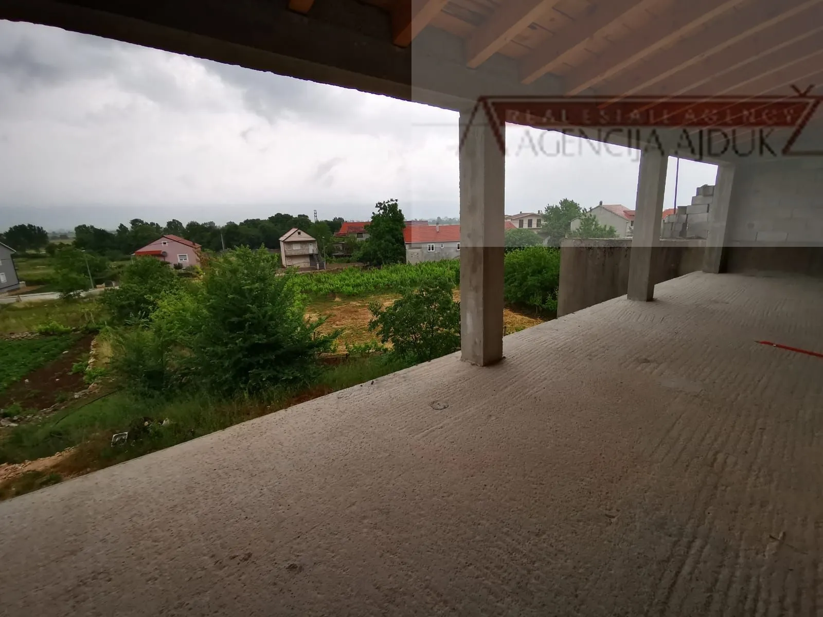 imotski runović kamena kuća 250 m2 sa uređenom okućnicom - slika 7