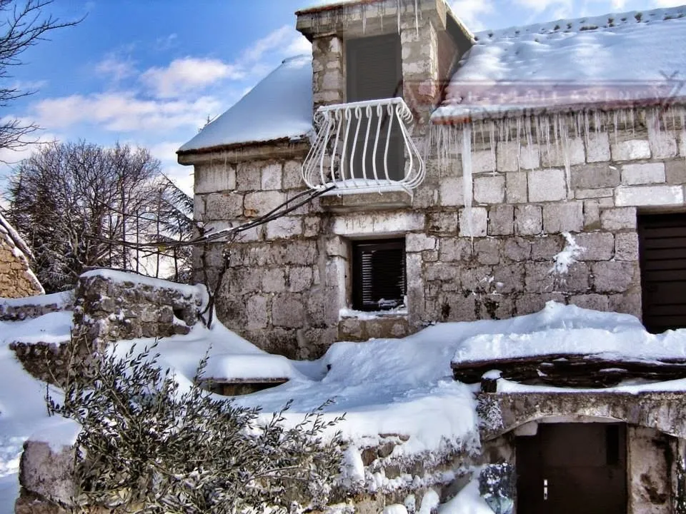 imotski lovreć uređena kamena kuća sa okućnicom - slika 4