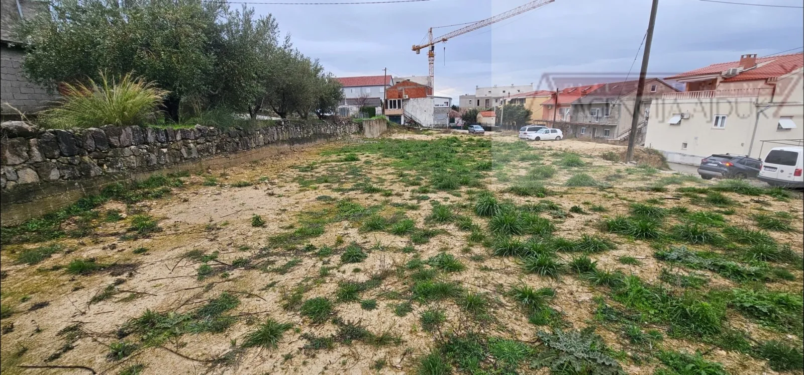 Solin najam građevinskog zemljišta 900 m2 + mogućnost gradnje - Priko vode, Solin