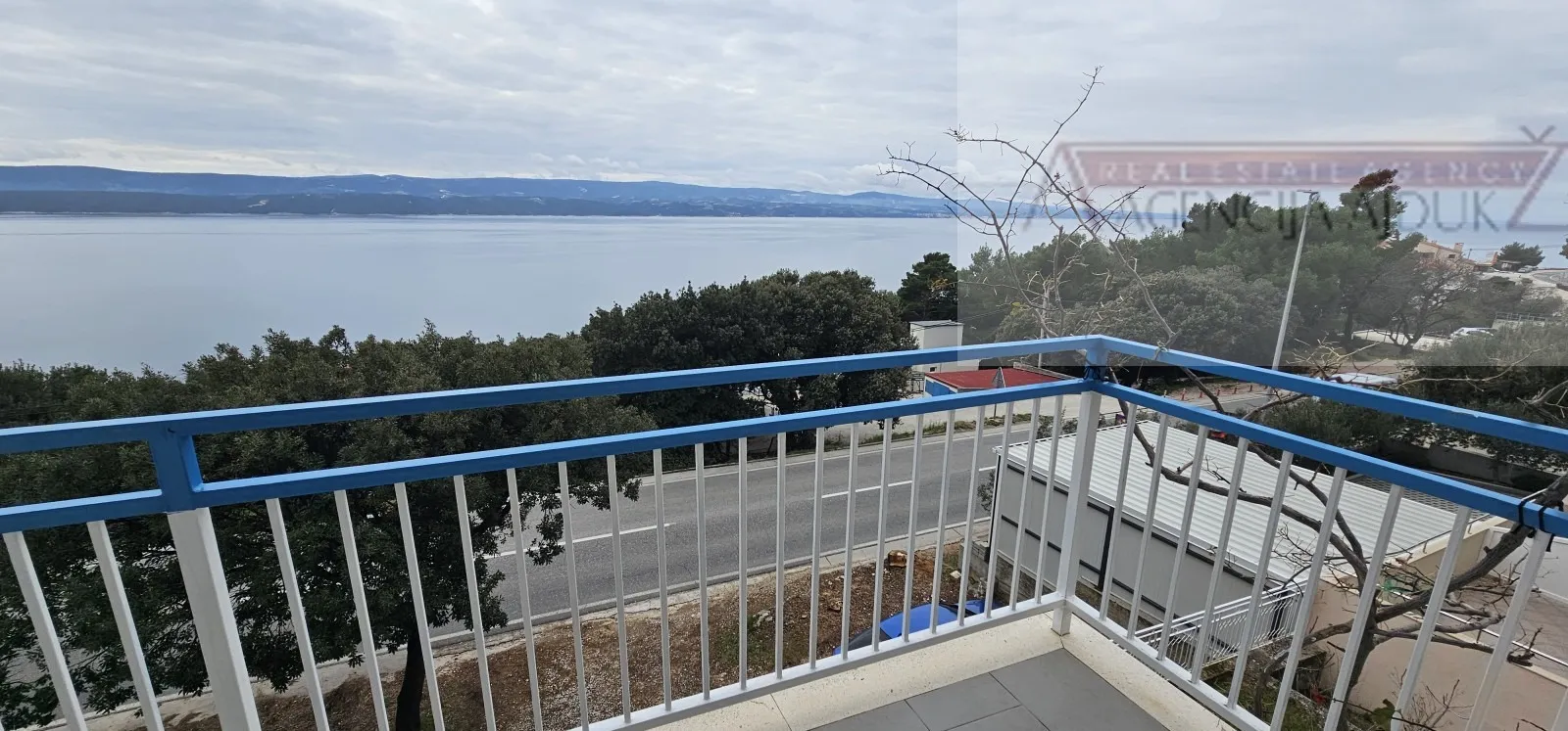 omiš stanići kuća 200 m2 - 120m od mora - otvoren pogled - slika 12