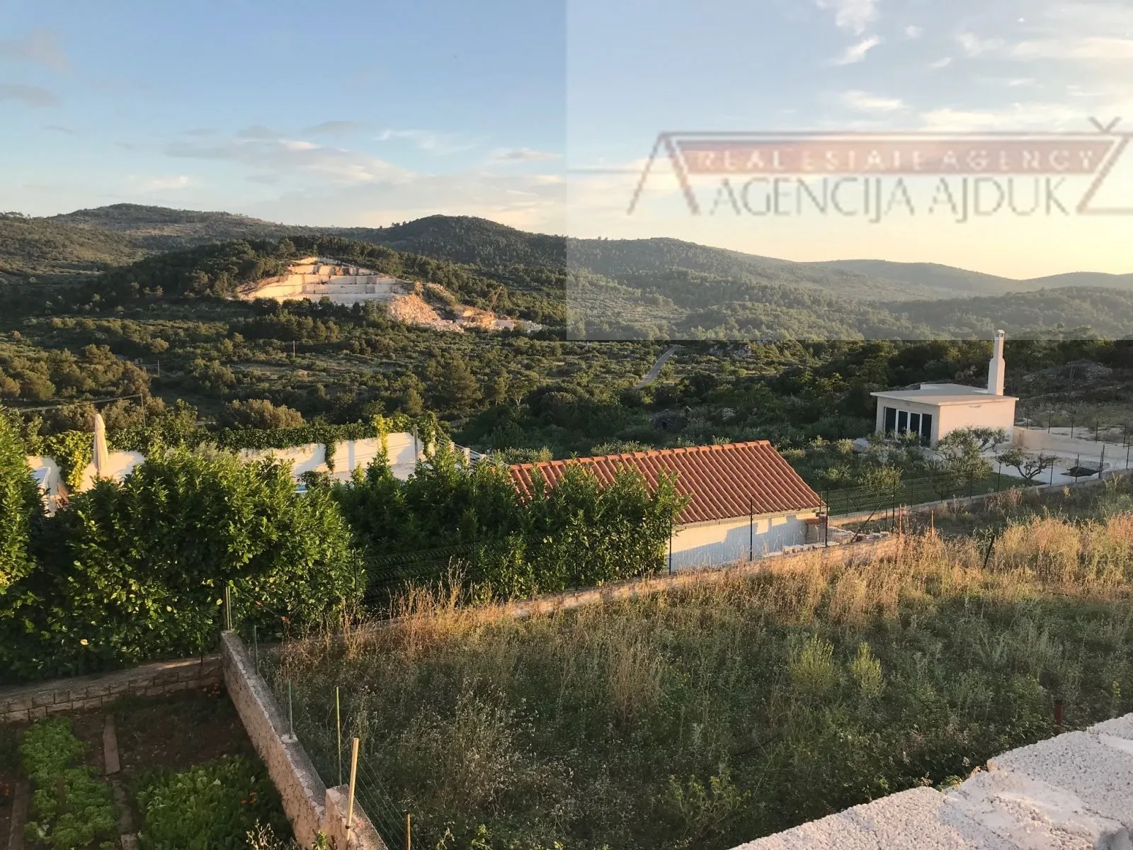 Brač - Donji Humac 6500 m2 građevinsko zemljište - Donji Humac, Nerežišća