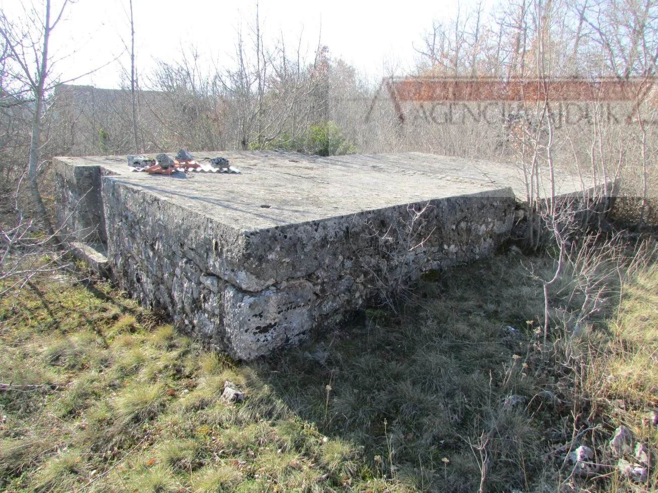 imotski lovreć četiri kamene kuće i velika okućnica 13000 m2 - slika 10