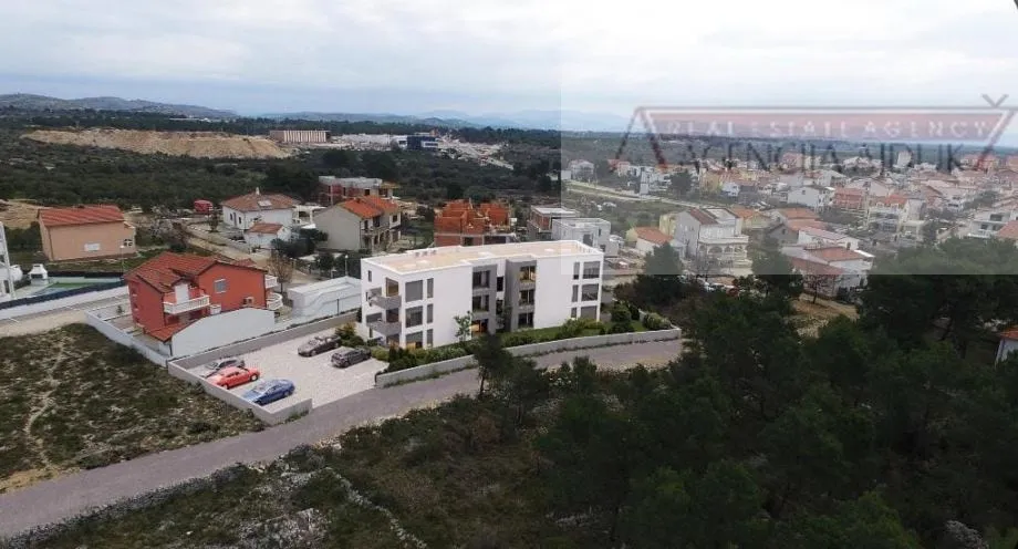 vodice novogradnja 102 m2 trosobni stan + 2 parking mjesta - slika 2