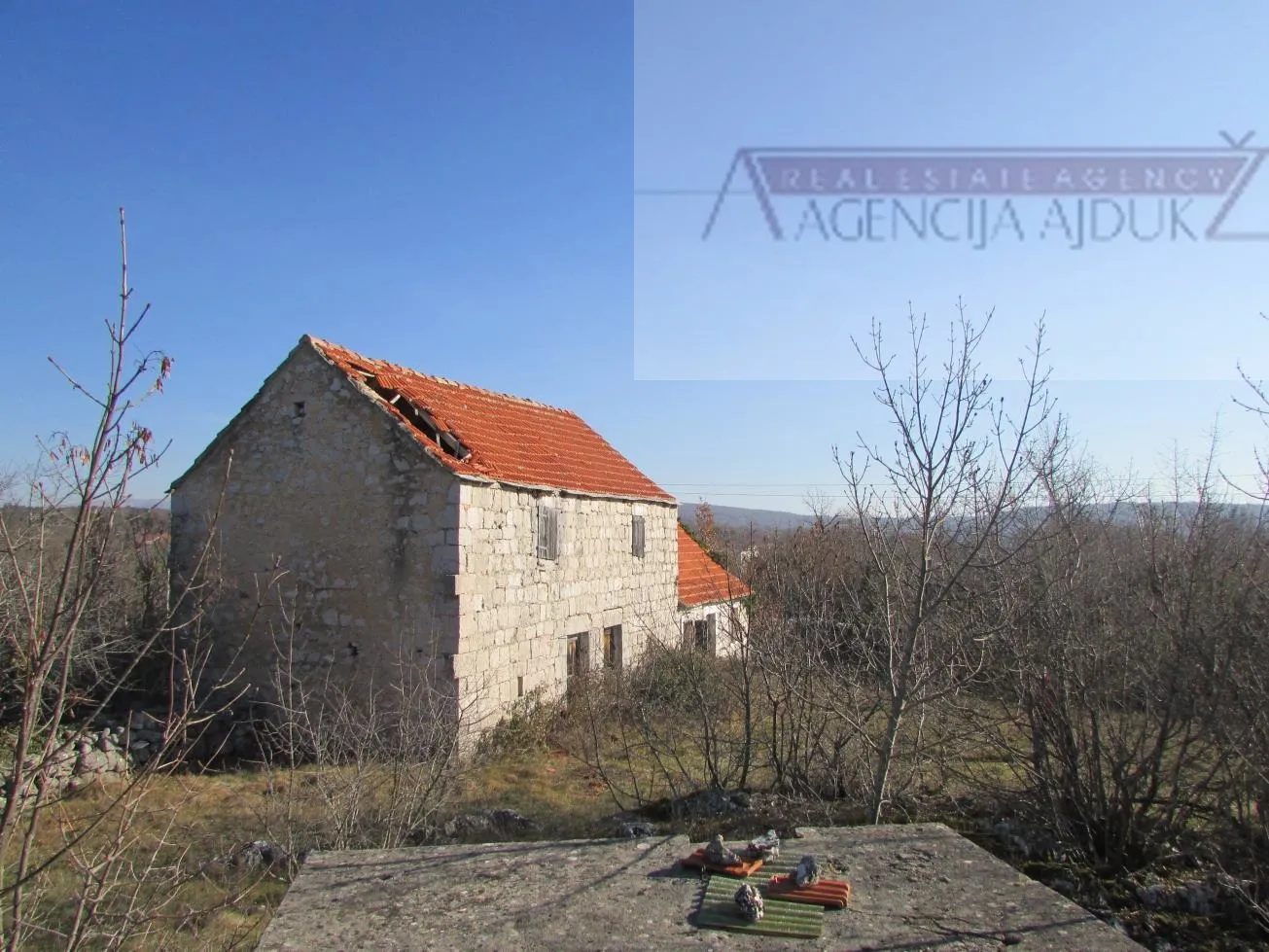 imotski lovreć četiri kamene kuće i velika okućnica 13000 m2 - slika 11