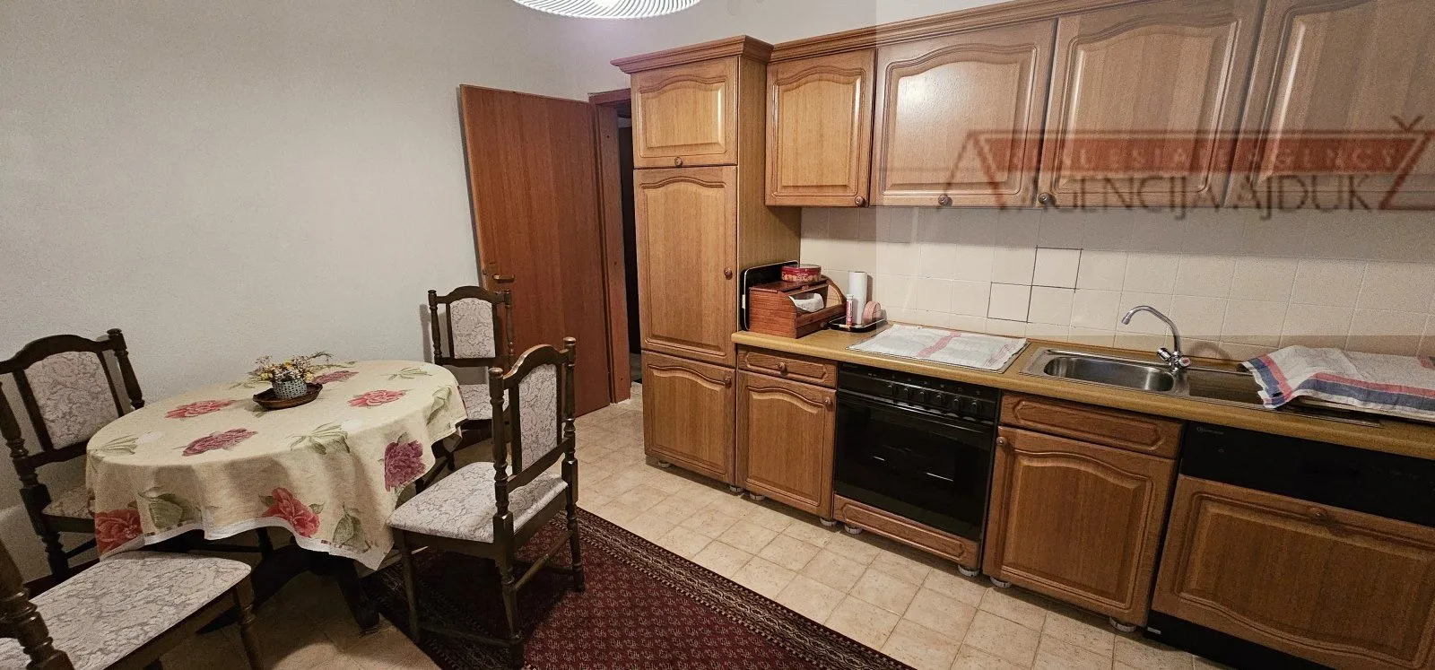 imotski drum odlična obiteljska kuća 290 m2 + okućnica - novo u ponudi - slika 7