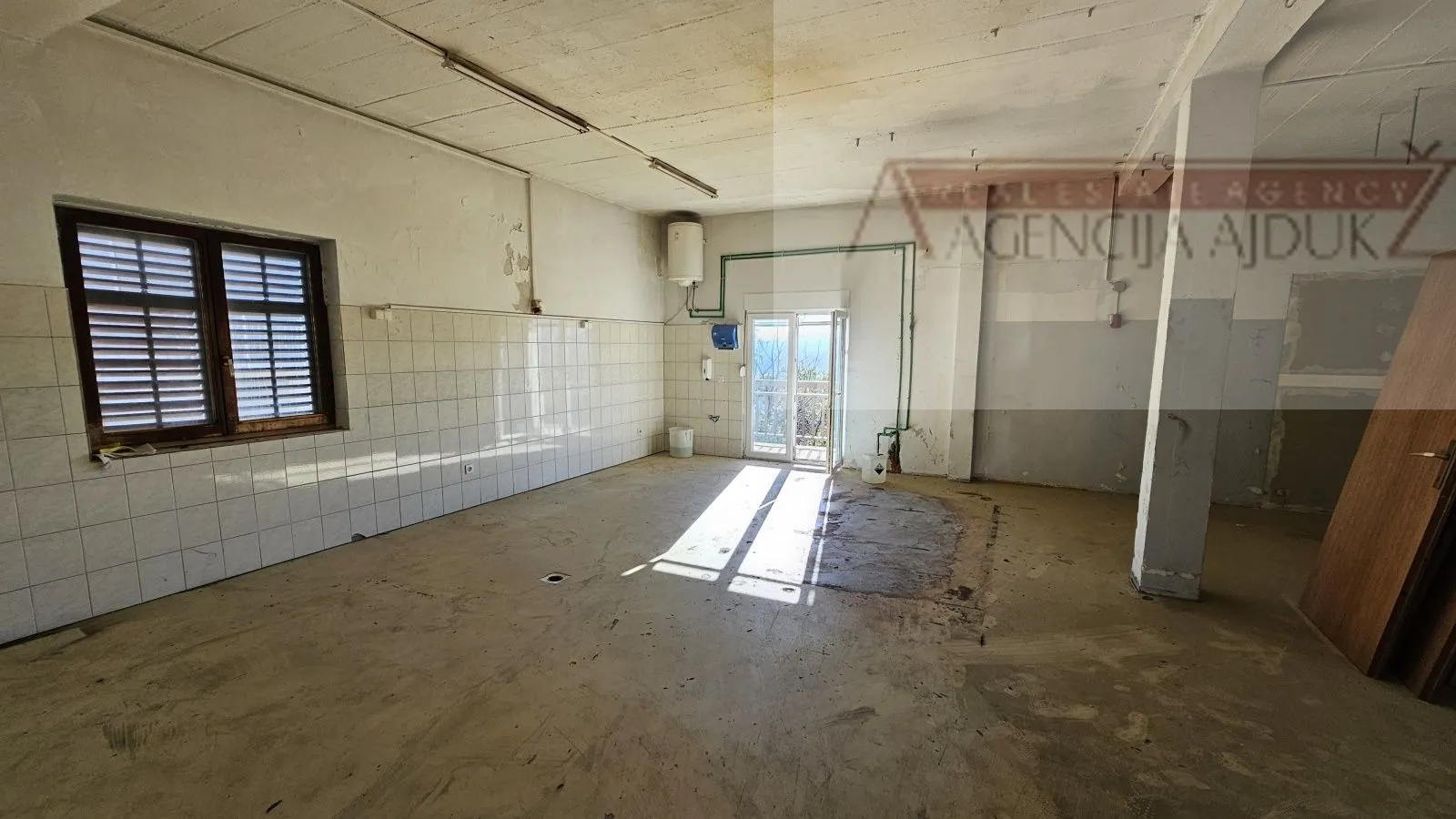 imotski poslovni prostor 200 m2 + dvorište - najam - slika 11