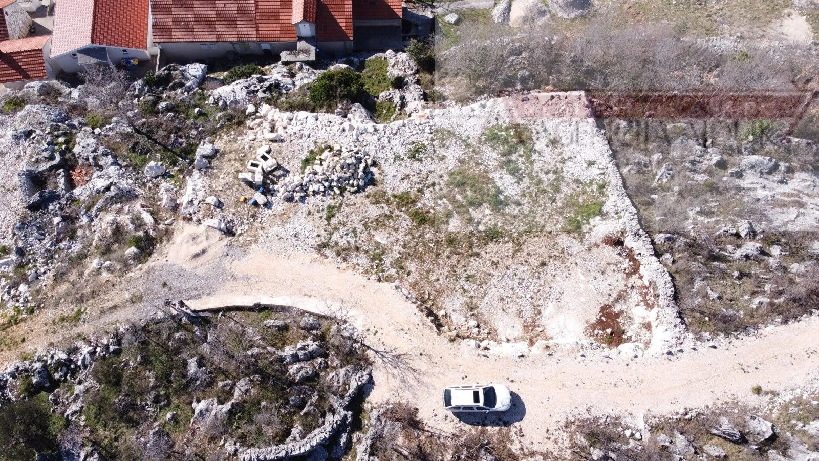 zagvozd 700 m2 građevinsko zemljište + gotovi iskopi - novo - slika 8