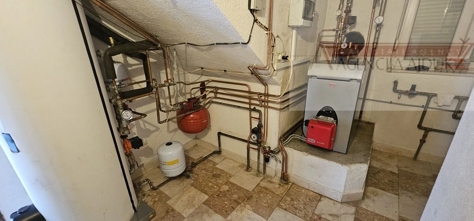 imotski kuća u centru grada 380 m2 - slika 7