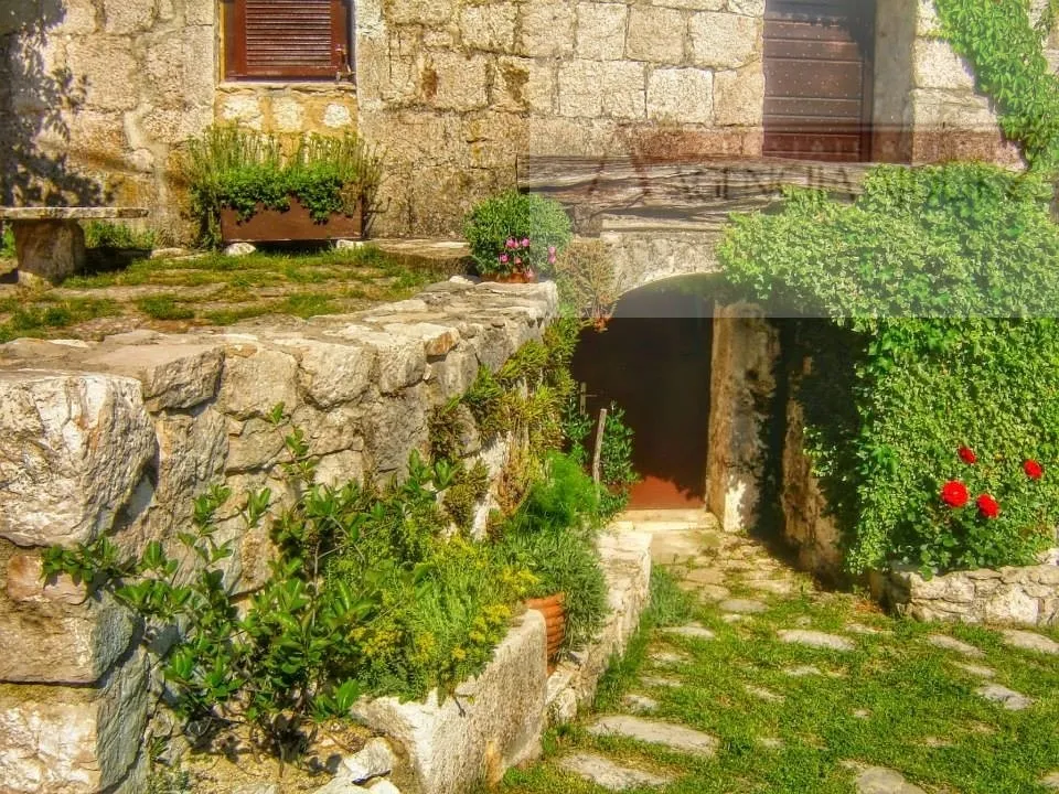 imotski lovreć uređena kamena kuća sa okućnicom - slika 3