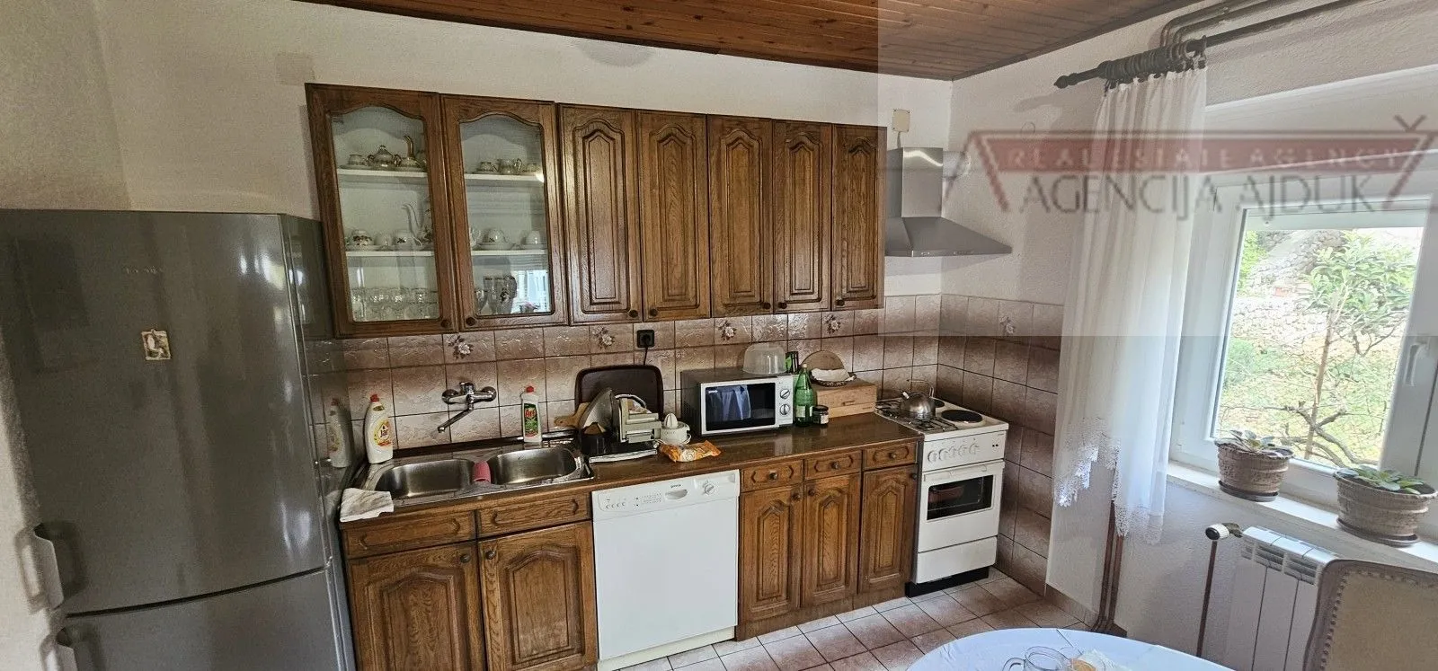 imotski kuća u centru grada 380 m2 - slika 4
