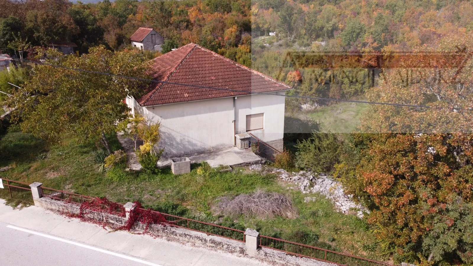 imotski runović samostojeća kuća 250 m2 + okućnica 1600 m2 - slika 13