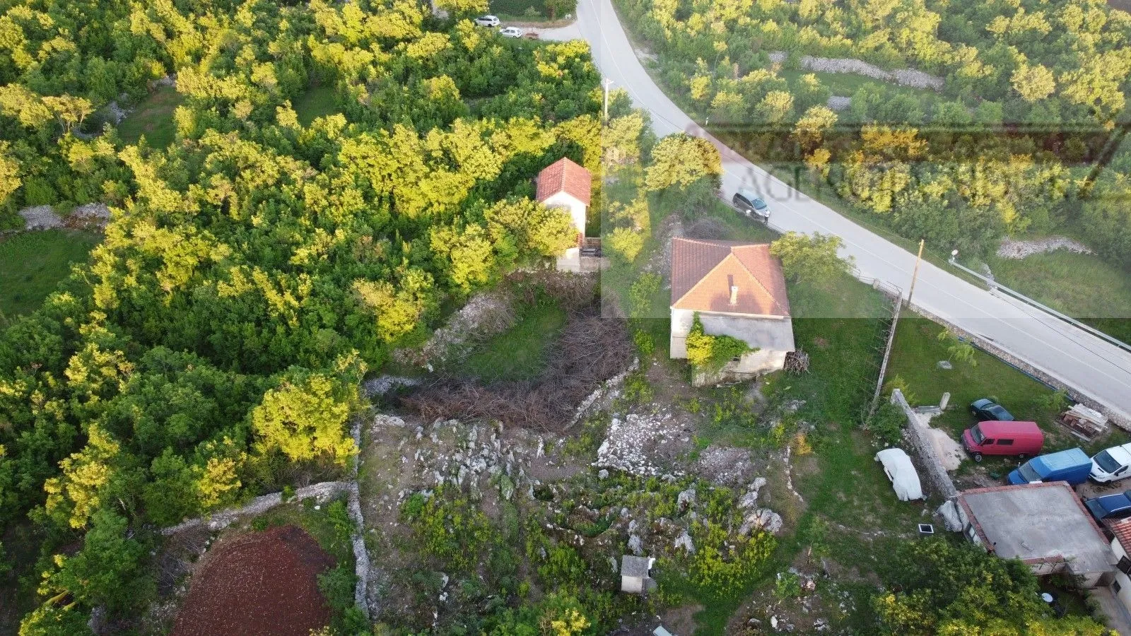 imotski runović samostojeća kuća 250 m2 + okućnica 1600 m2 - slika 3