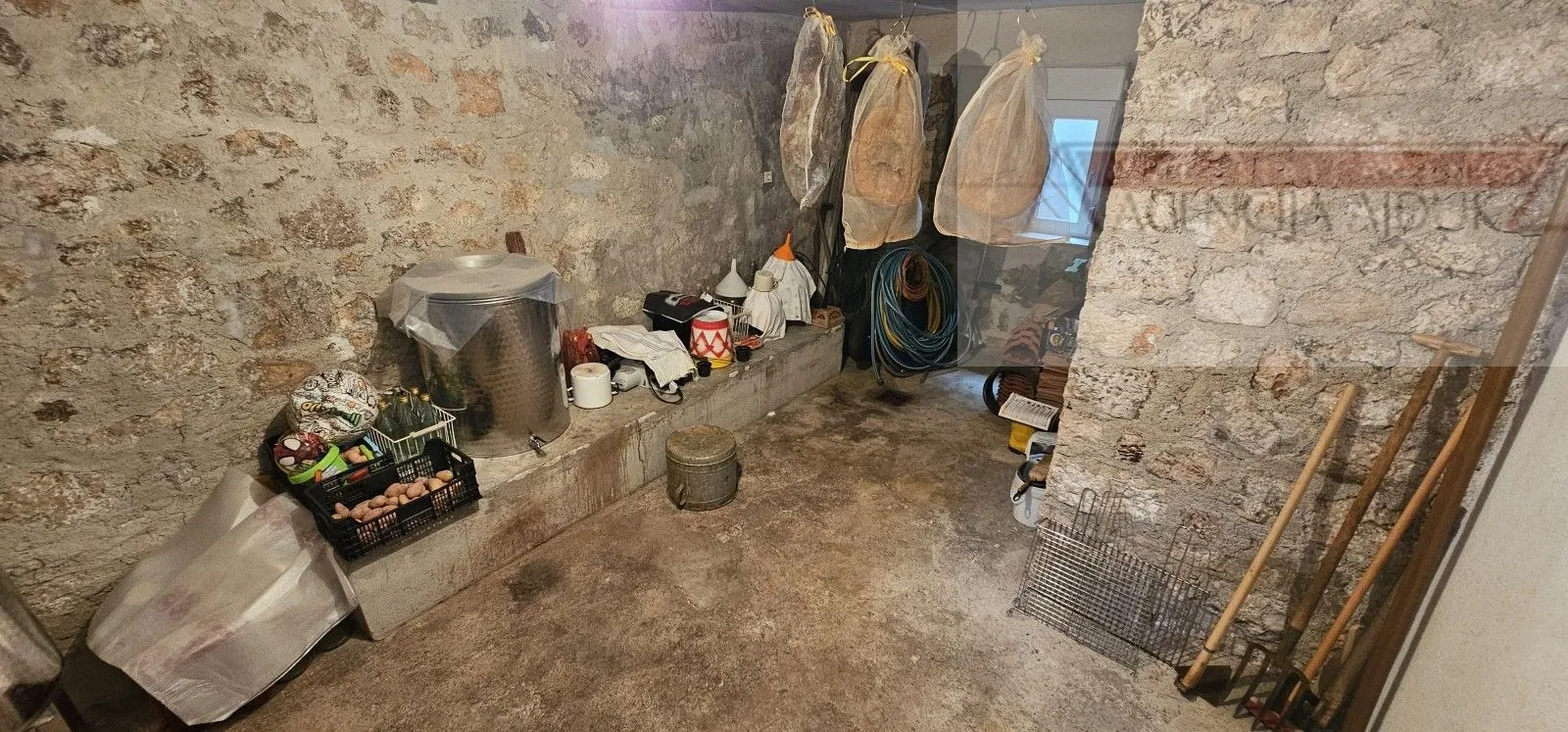imotski kuća u centru grada 380 m2 - slika 11
