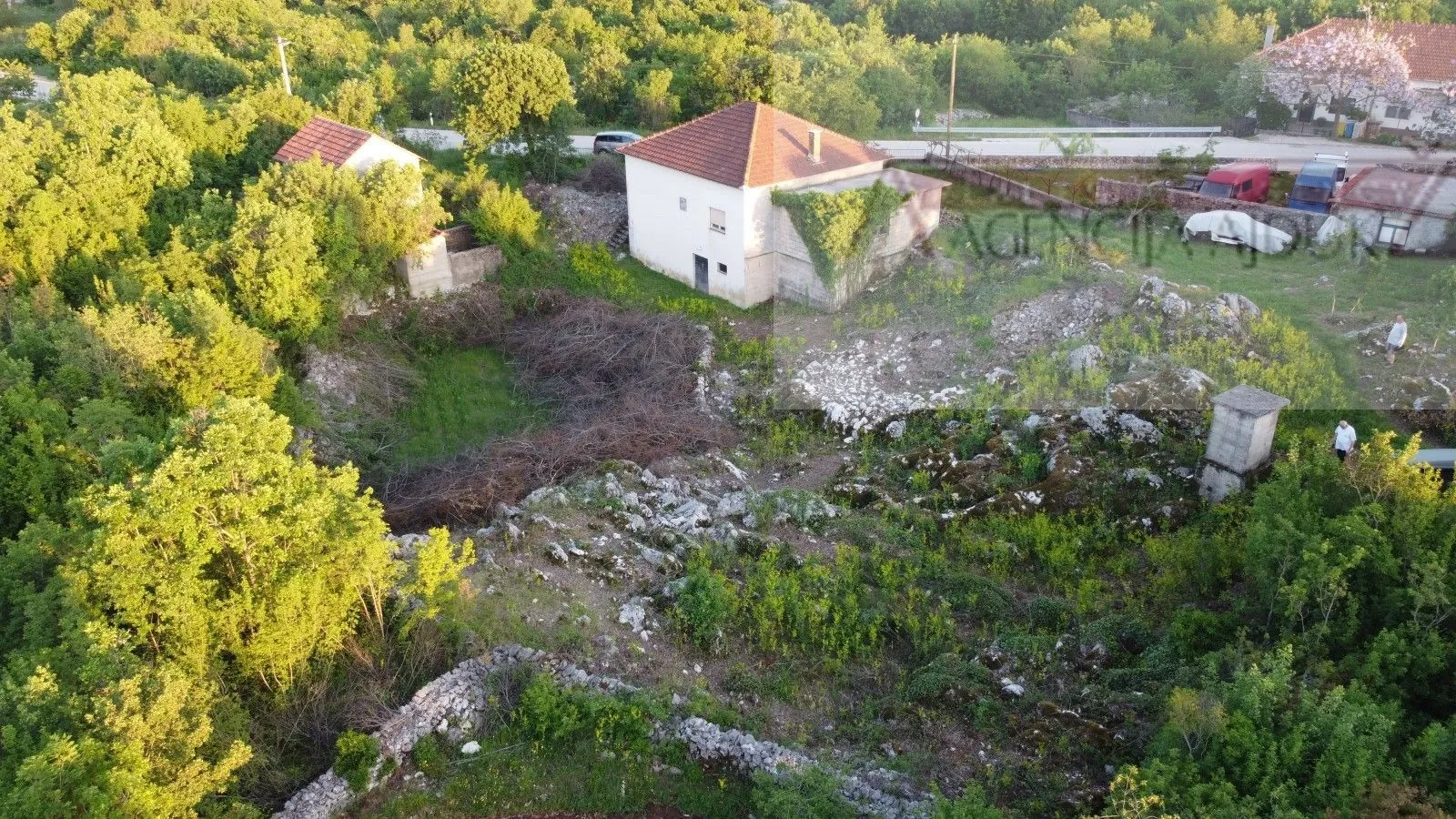 imotski runović samostojeća kuća 250 m2 + okućnica 1600 m2 - slika 9