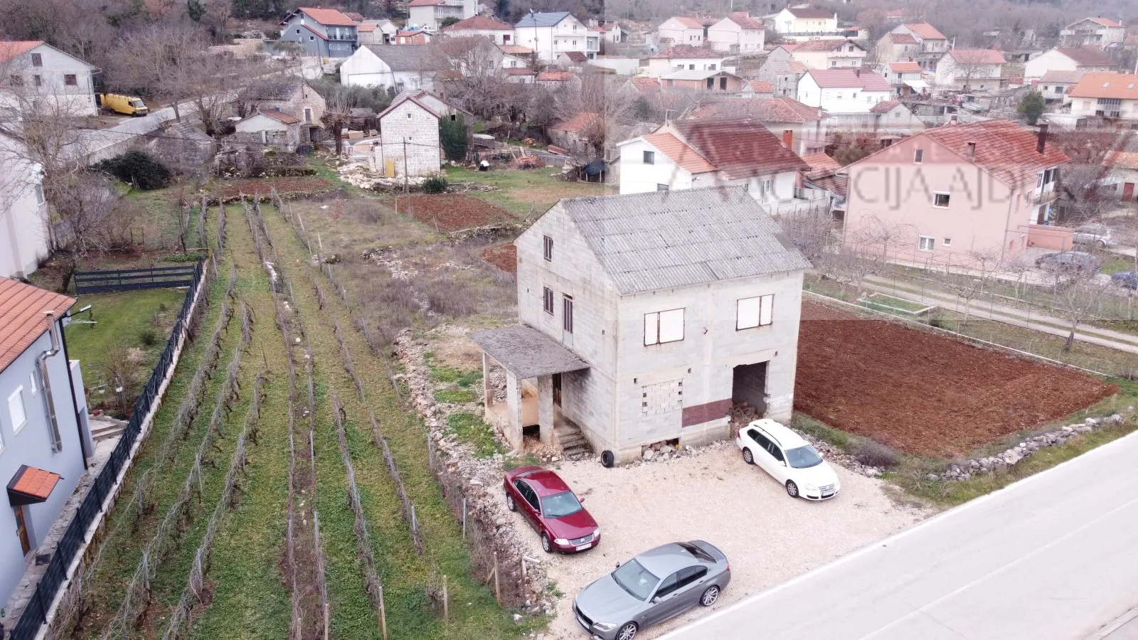 imotski kuća 229 m2 roh-bau zmijavci + dvorište 669 m2 - slika 1