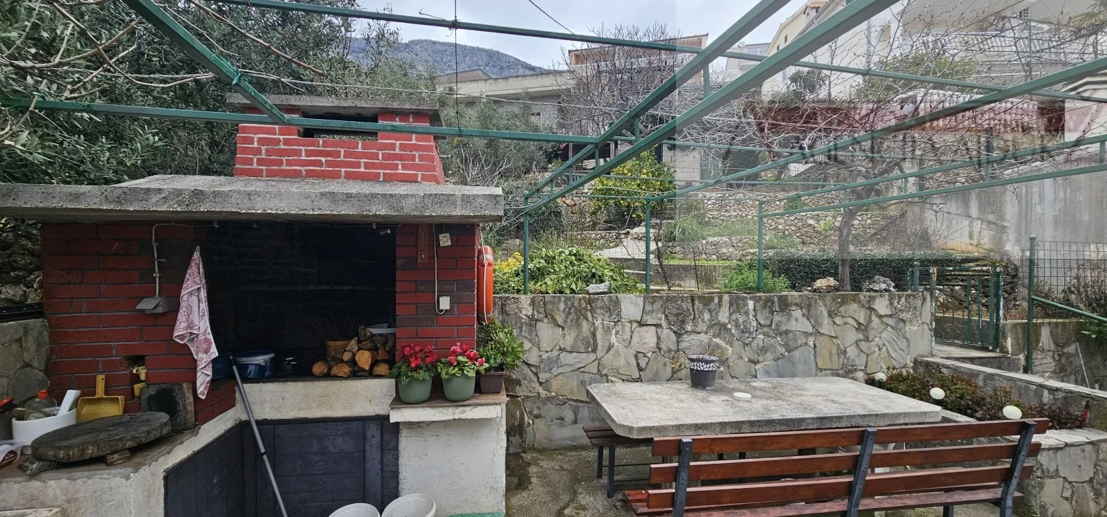 omiš stanići kuća 200 m2 - 120m od mora - otvoren pogled - slika 14