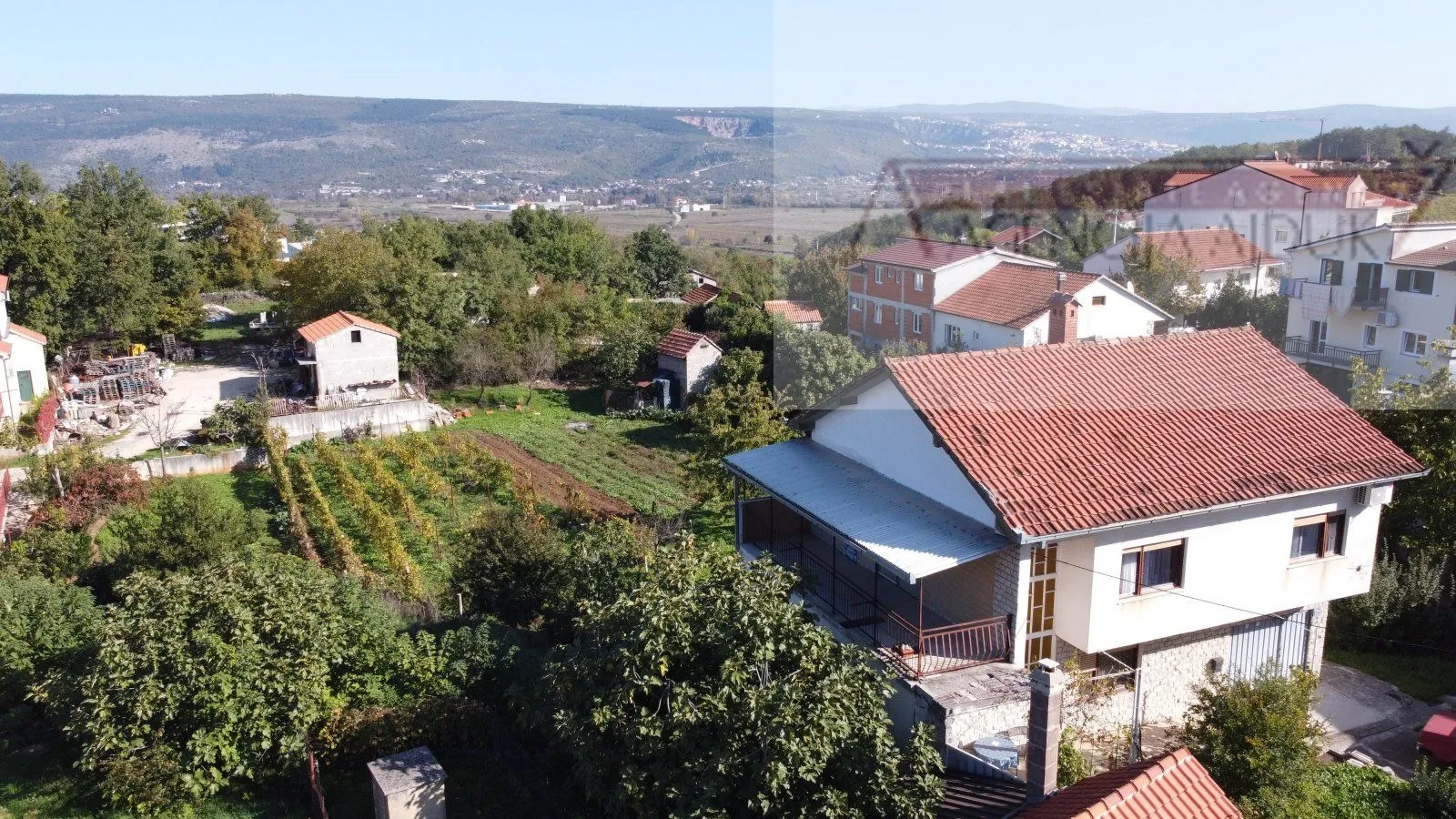 imotski samostojeća kuća 3 etaže 372 m2 + velika okućnica - slika 3