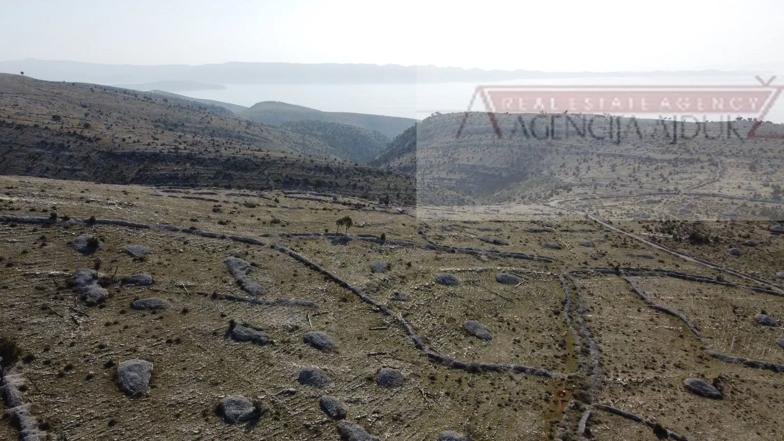 Brač Nerežišća 88252 m2 južna strana prilika - moguća izgradnja - Nerežišća, Nerežišća