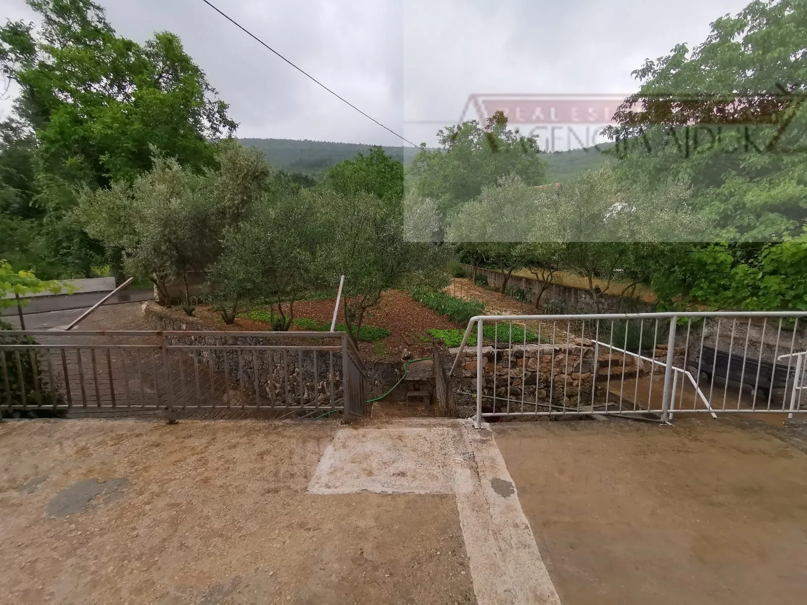 imotski runović kamena kuća 250 m2 sa uređenom okućnicom - slika 13
