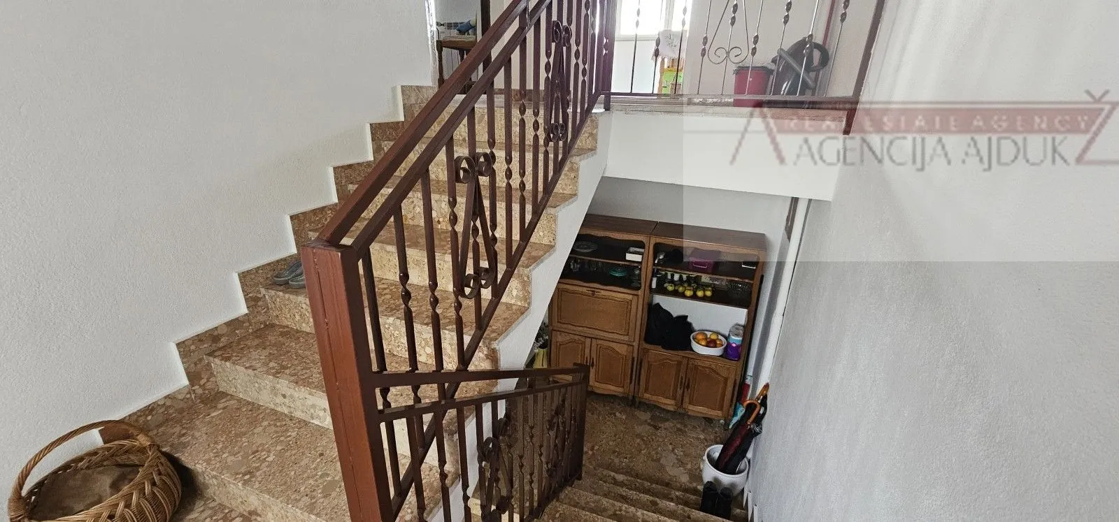 imotski kuća u centru grada 380 m2 - slika 9