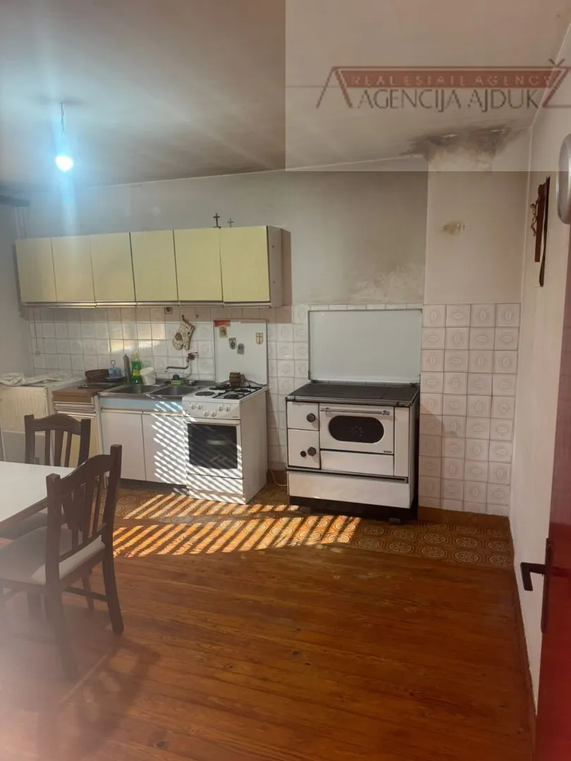 imotski runović samostojeća kuća 250 m2 + okućnica 1600 m2 - slika 16