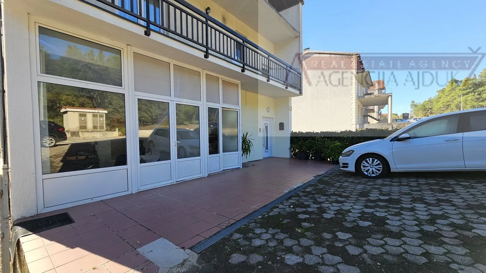 imotski poslovni prostor 200 m2 + dvorište - najam - slika 2